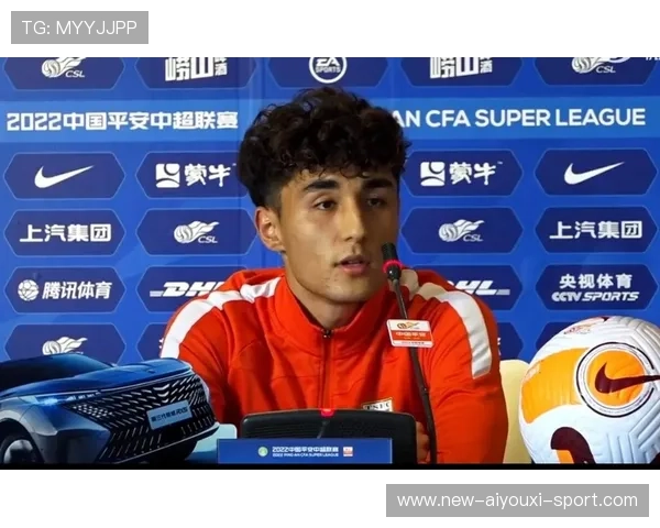 山东泰山阿卜杜肉苏力突破防线射门建功，展示足球新星风采